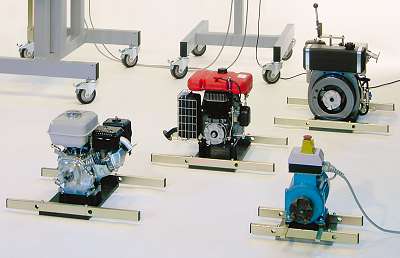 Trois moteurs  combustion interne diffrents et un moteur lectrique sur des plaques modulaires.