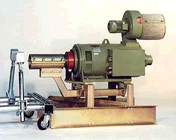 So sieht das fertig aufgebaute Dynamometer aus: Die Maschine ist auf dem Grundrahmen montiert, die Gelenkwelle von einem Schutzrohr umgeben. Hier wird der Aufbau zusammen mit einem Rollwagen RWB gezeigt.